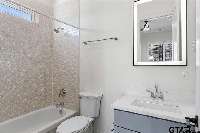 Building Photo - 522 W Erwin St