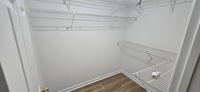 Building Photo - Great clean one level condo convenient to ...