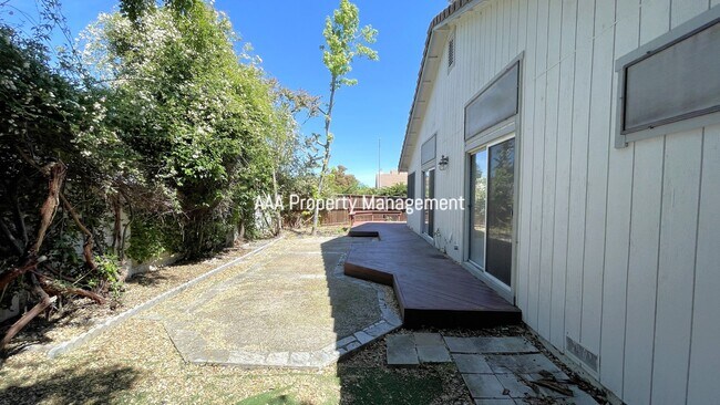 Building Photo - Brentwood Beautiful 3 bedroom 2 bath home!...