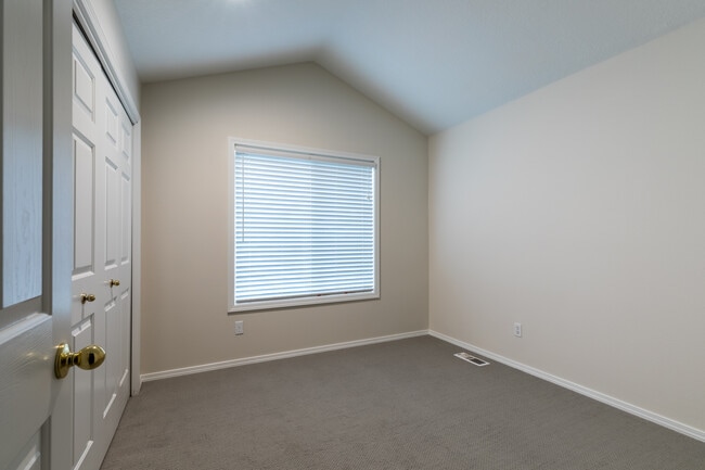 Building Photo - 33383 SW Sequoia St