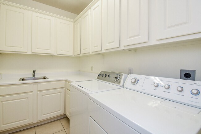 Building Photo - 3015 Bonnebridge Way Blvd