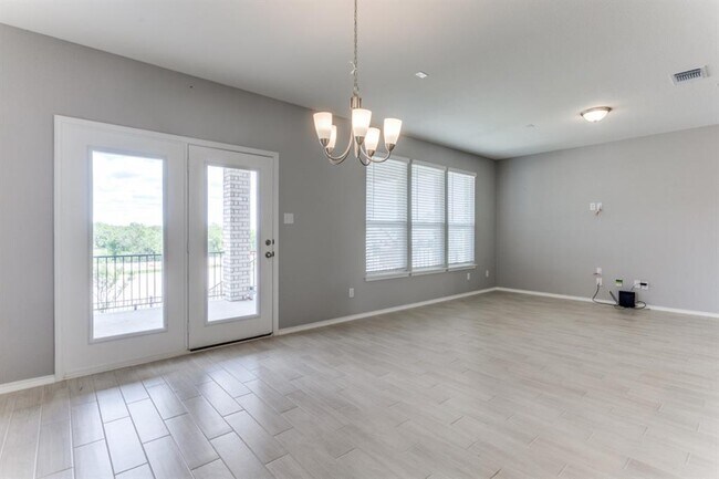 Building Photo - 1100 Desaix Dr