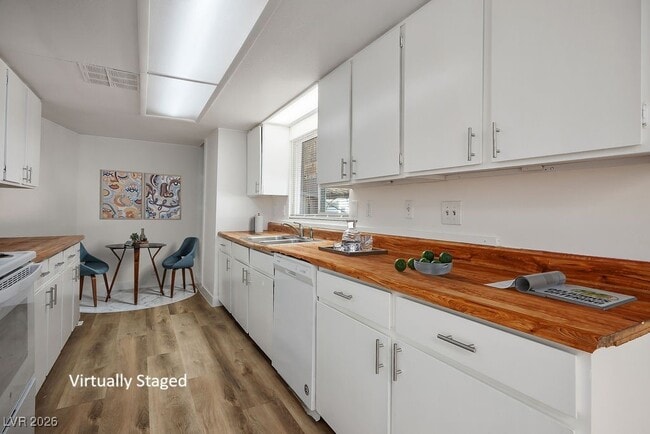 Building Photo - 2879 Green Tree Ave