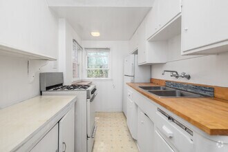 Interior Photo - 925 1/2 Tularosa Dr