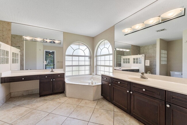 Building Photo - 4868 Kensington Cir
