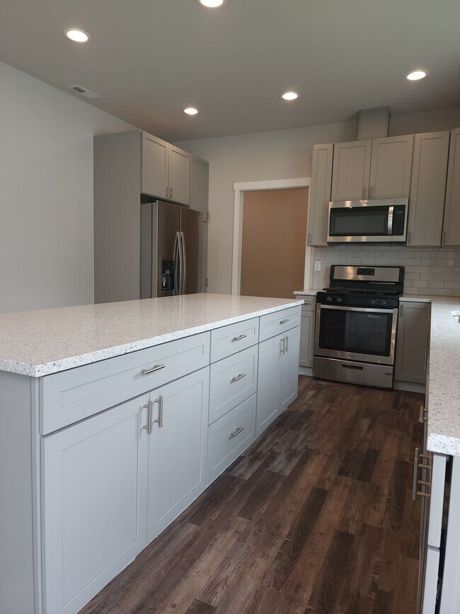 Building Photo - 15717 View Dr Ct SE