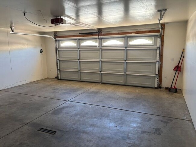 Building Photo - 7078 W Hunnington Dr