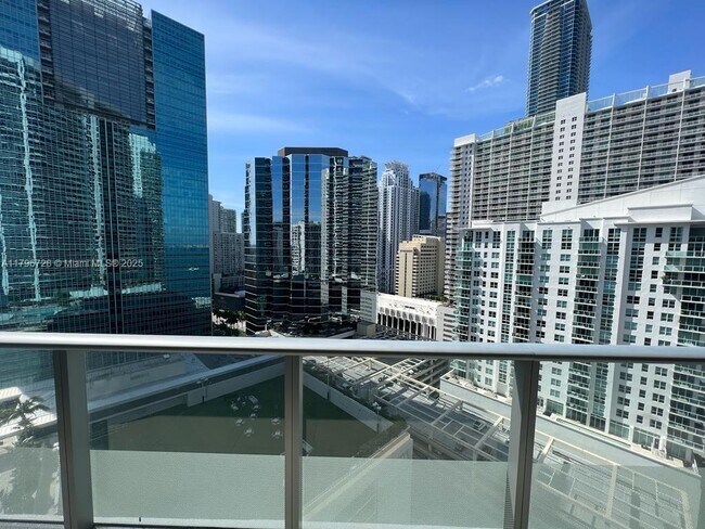 Building Photo - 1300 Brickell Bay Dr