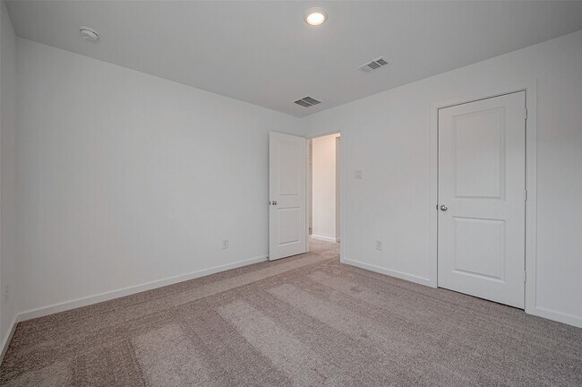 Building Photo - 1127 Sugar Dr