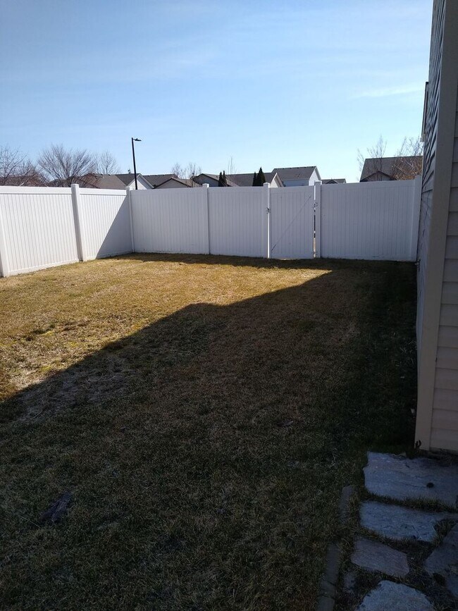 Building Photo - Beautiful 4 bedroom 3 bath home in the Landings!