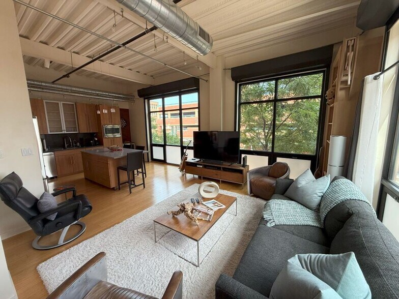 Building Photo - 1360 Walnut St