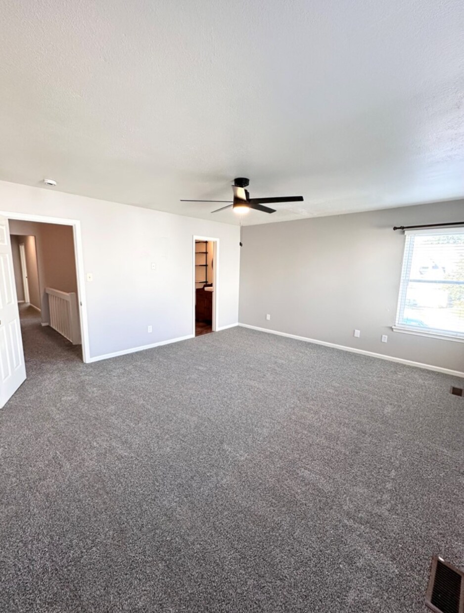 Building Photo - 713 Quesnel Dr