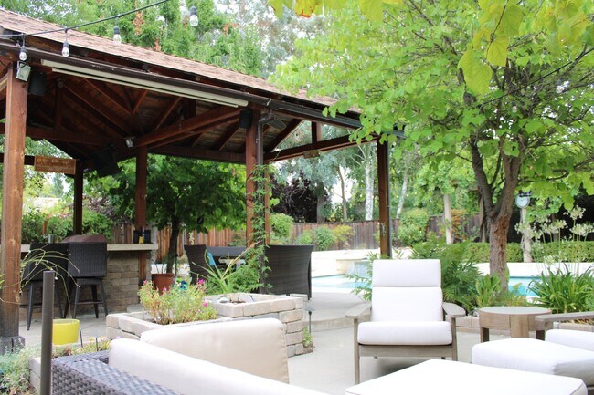 Building Photo - Gorgeous Single Story 3 Bedroom, 2 Bath wi...