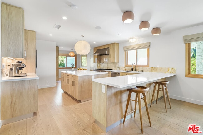 Building Photo - 375 S Surfview Dr