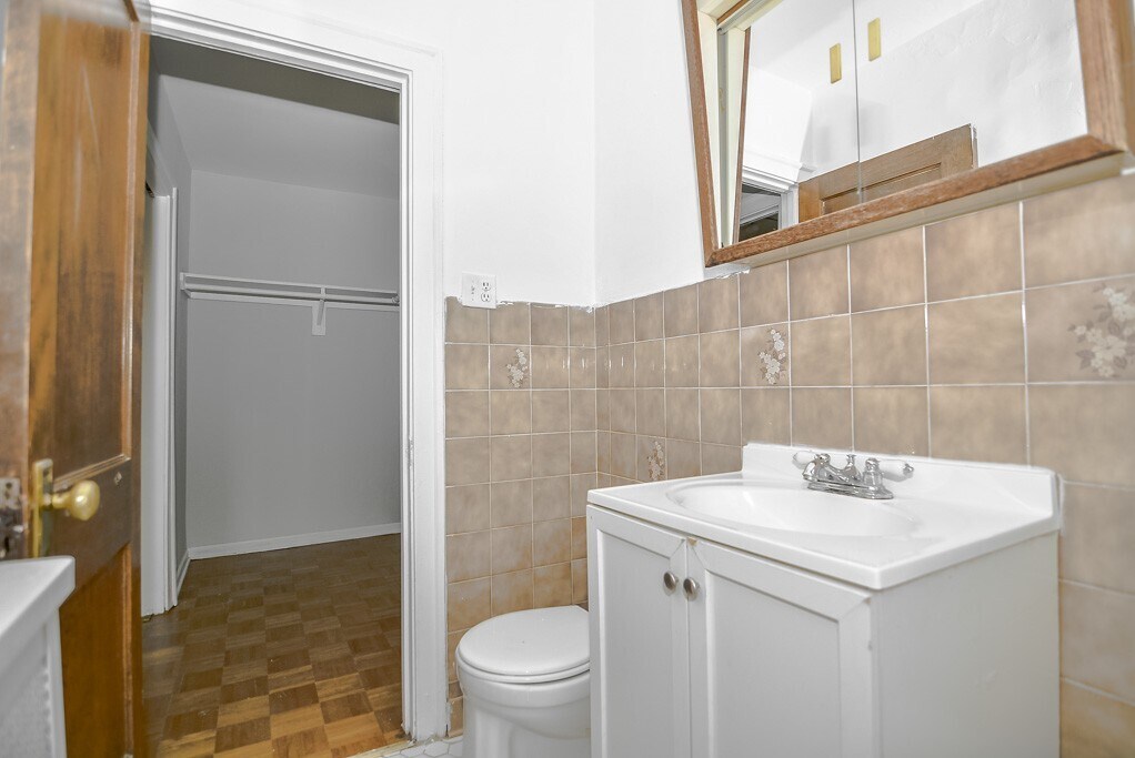 Building Photo - 629 W Belmont Ave