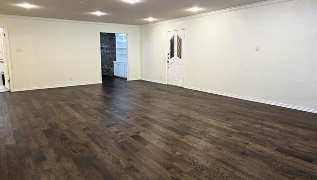 Building Photo - Large Duplex Unit just down the Street fro...