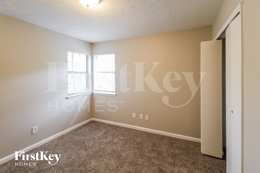 Building Photo - 8920 Woodlake Ct