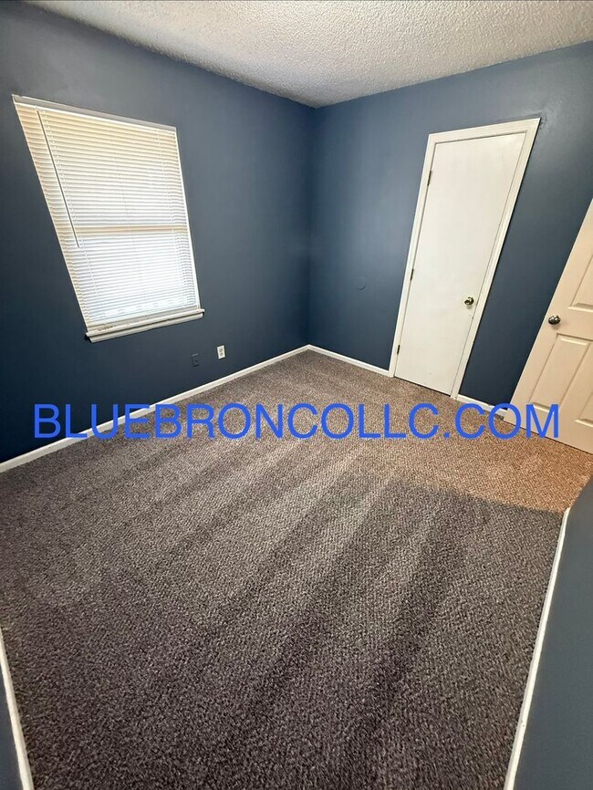 Building Photo - 206 Sky Vue Dr