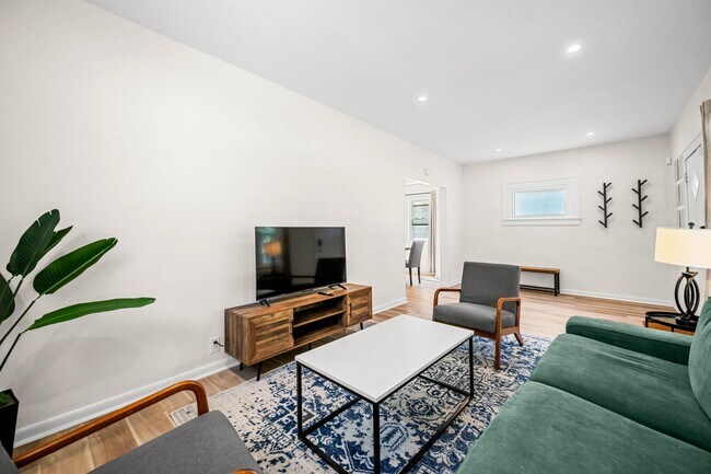 Building Photo - 1215 N Warman Ave