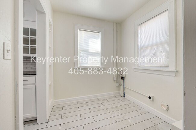 Building Photo - N Gatewood Ave Duplex