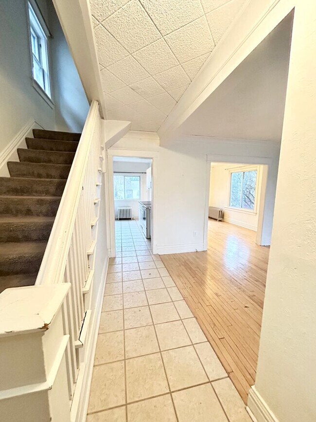 Building Photo - AVAILABLE December! - 3 Bed 1 Bath Home - With Fenced In Yard!