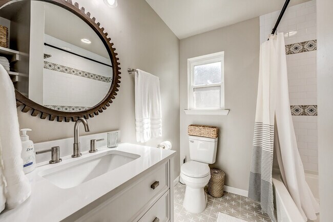 Building Photo - 11 N Pecan Dr