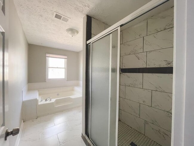 Building Photo - 2021 Hunters Cove Dr