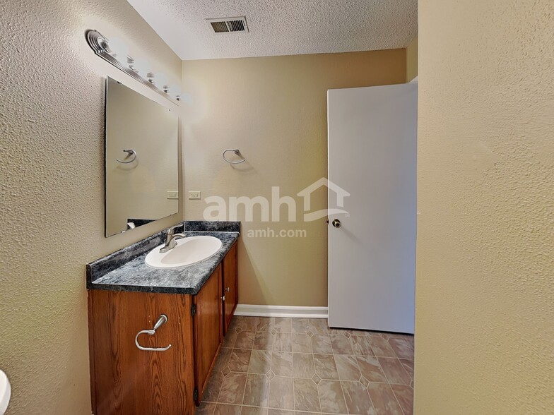 Building Photo - 7588 Hollow Reed Ct