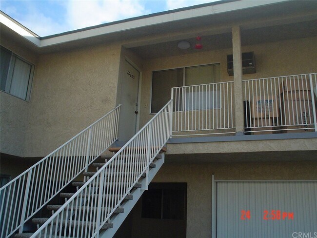 Building Photo - 10661 Walnut St