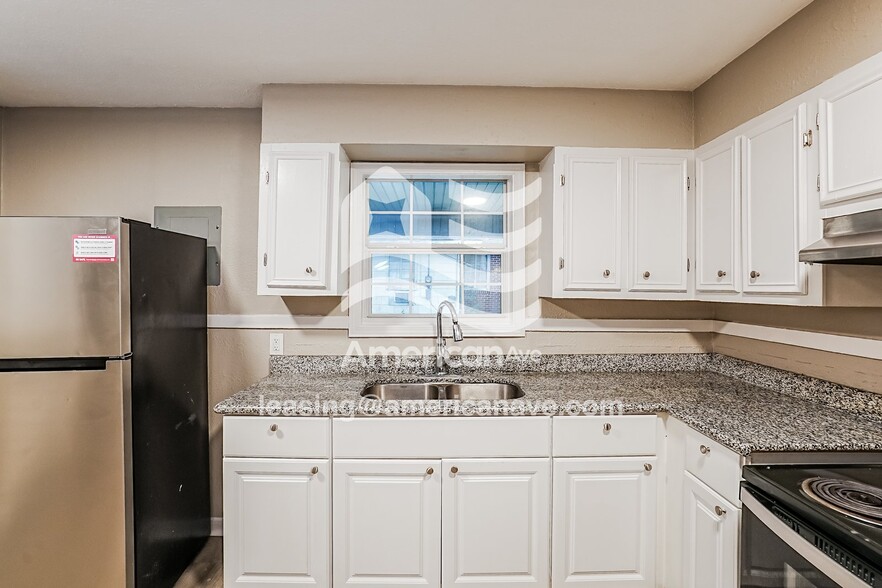 Building Photo - 3027 Woodside Dr