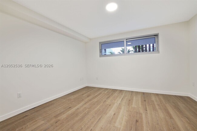 Building Photo - 1500 Bay Dr E
