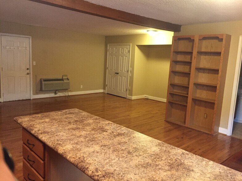 Building Photo - 1443 Fernwood Glendale Rd