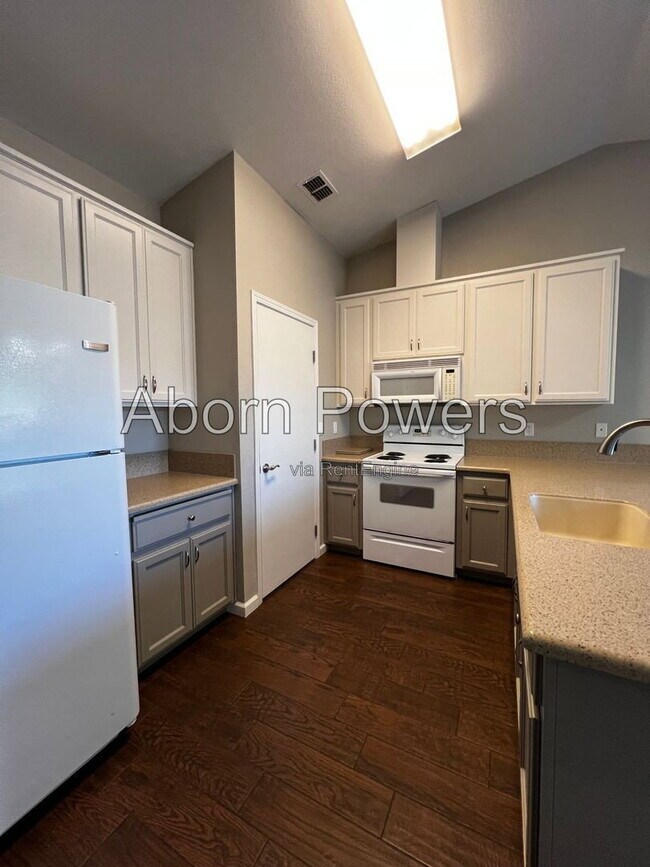 Building Photo - 626 Pearl Pl