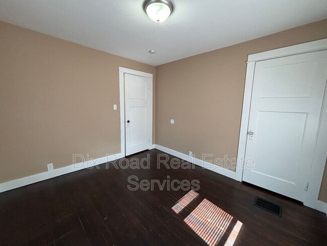 Building Photo - 135 Gramont Ave