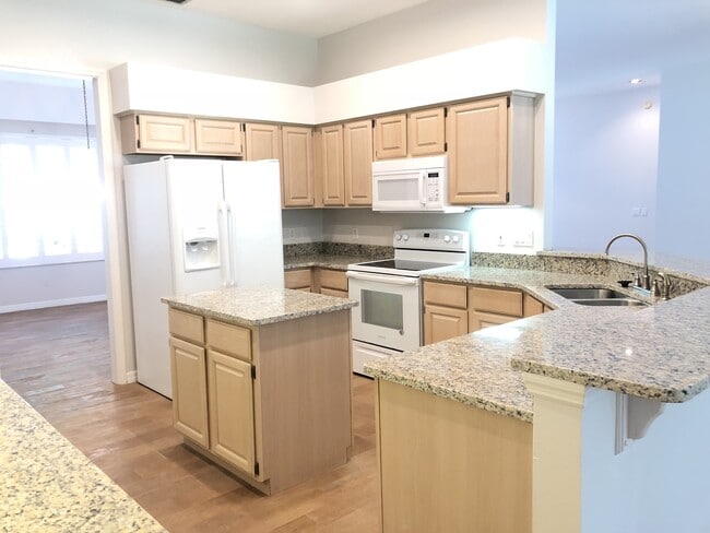 Building Photo - Beautiful Home with Water View in Eastwood!