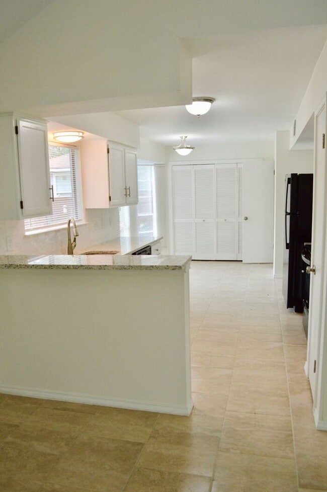 Building Photo - Freshly remodeled 3 bed 2 bath home!