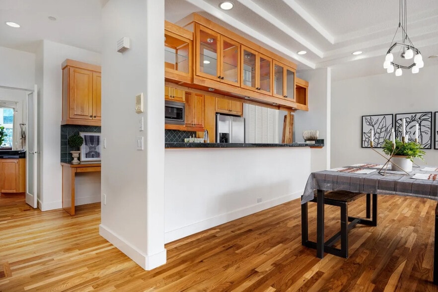 Building Photo - 852 SW Broadway Dr