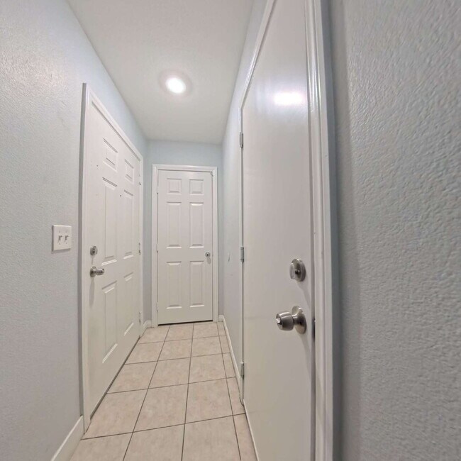 Building Photo - Spacious 2-bed 2-bath with Attached Car Garage at Tripoly!