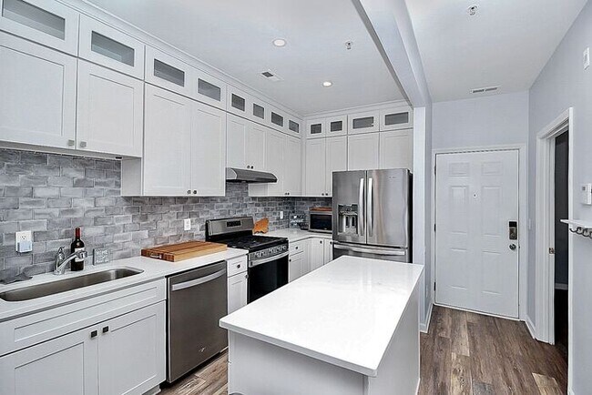 Building Photo - Stunningly Updated 2BD/2BA Ground Floor Un...