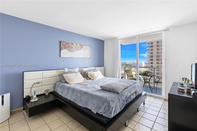 Building Photo - 2457 Collins Ave