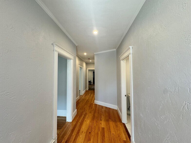 Building Photo - 136 Sharon St