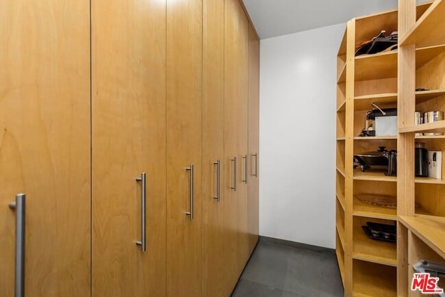 Building Photo - 9203 Robin Dr