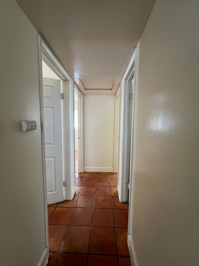 Building Photo - 3 Bedroom 1 Bathroom House with Spacious L...