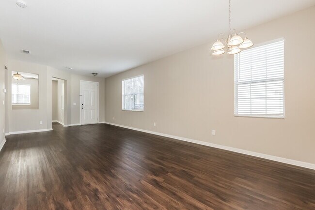 Building Photo - 425 Chimney Rock Dr