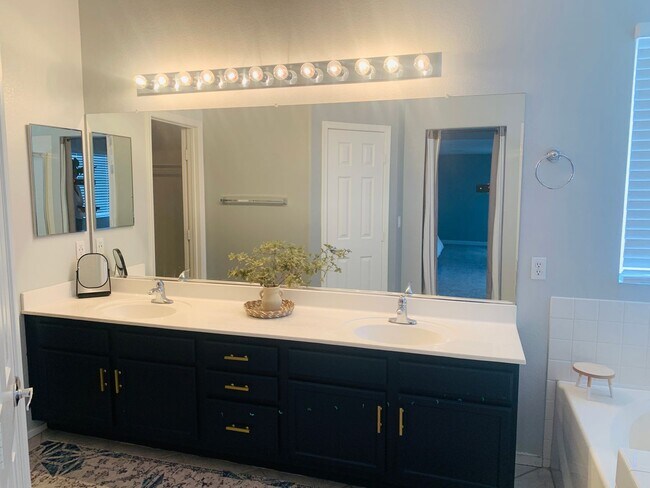 Building Photo - 4 Bedroom Home in Summerlin with Pool