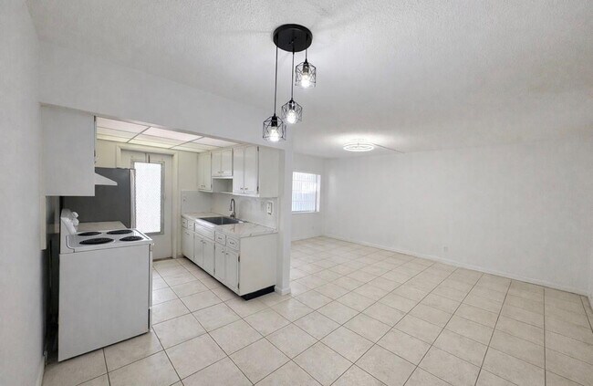 Building Photo - 1855 Plunkett St