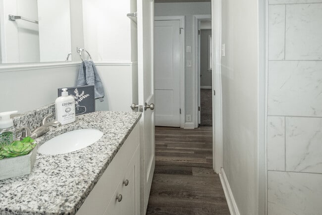 Building Photo - Charming 4-bedroom Cape Cod residence.