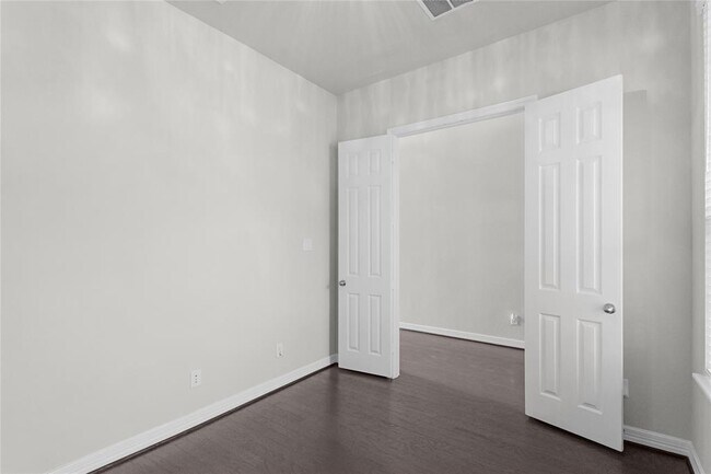 Building Photo - 6026 Lake Bridge Ln