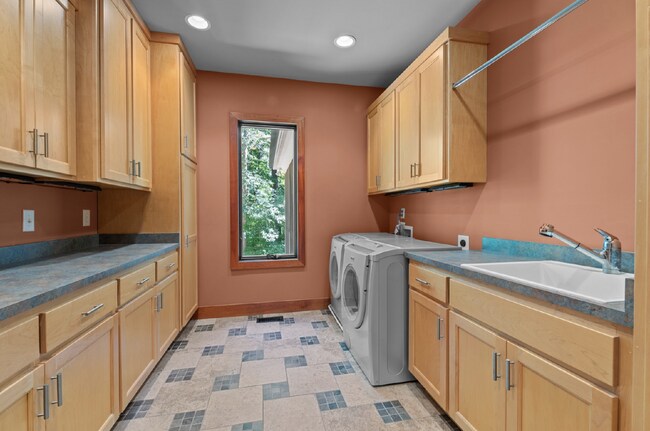 Building Photo - Luxurious 5-Bed Sanctuary with Scenic View...