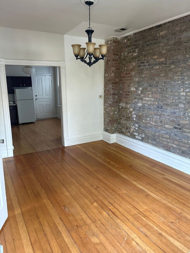 Building Photo - 862 N Hermitage Ave